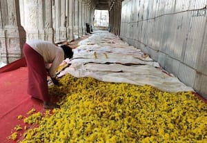  மீனாட்சி கோயில் கோபுரங்களுக்கு  நிலைமாலை தயாரிப்பு மும்முரம்