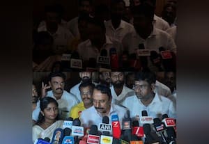  மின் தடையால் மொபைல்போன் வௌிச்சத்தில் பேட்டியளித்த அமைச்சர் செங்கோட்டையன்
