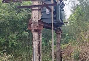  மின்மாற்றி கம்பம் சேதம் மாற்றி அமைக்க கோரிக்கை
