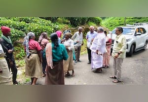  வால்பாறை எஸ்டேட் தொழிலாளர்களிடம் குறைகேட்பு 
