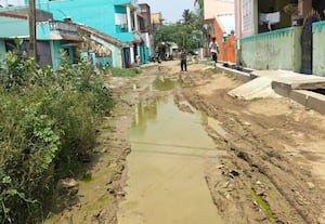  மழைநீர் தேங்கி சகதியான சாலையால் மக்கள் அவதி