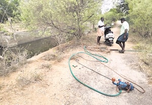 மேட்டூர் கிழக்குகரை வாய்க்காலில் நீர் திருட்டு: 4 மோட்டார் பறிமுதல்