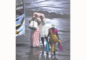 கரூர் சுற்று வட்டார பகுதிகளில் மழை குளிர்ந்த காற்றால் மக்கள் நிம்மதி