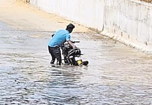ரயில்வே குகை வழிப்பாதையில் தண்ணீர் தேங்கியதால் பாதிப்பு