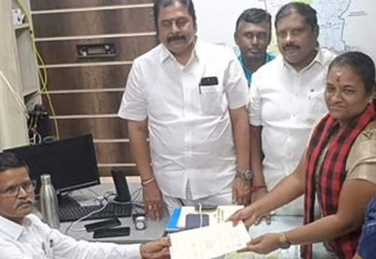 இடைத்தேர்தலில் போட்டியிட திமுக வேட்பாளர்கள் வேட்புமனு தாக்கல்