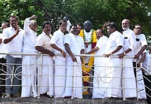 மாவட்டத்தில் அண்ணாதுரை பிறந்தநாள் விழா : தி.மு.க.,- அ.தி.மு.க., கொண்டாட்டம்