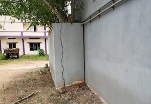  கருங்கல்லை தகர்க்க வெடி  வீடுகளில் 'கிராக்'