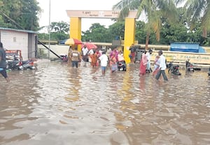 வாரச்சந்தையில் தேங்கிய மழைநீர்