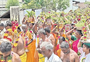 பக்தர்கள் பால்குட ஊர்வலம்