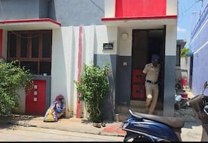  திருப்புவனம் அருகே 126 பவுன் ரூ.1.56 லட்சம் கொள்ளை