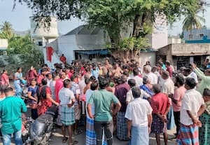  பள்ளிக்கூடம் கட்டி தரக்கோரி மாணவர்கள் சாலை மறியல்