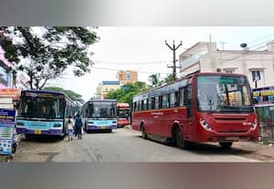 சாலையில் வரிசை கட்டி நிற்கும் பஸ்கள்
