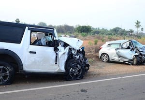  கார் - ஜீப் மோதி விபத்துதந்தை, தாய், மகன் பலி