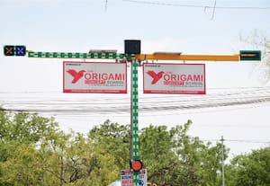 சிக்னல்களில் விளம்பர பலகைகளை...  தொங்க விடலாமா?:கலெக்டர் சொல்லியும் அகற்றவில்லை