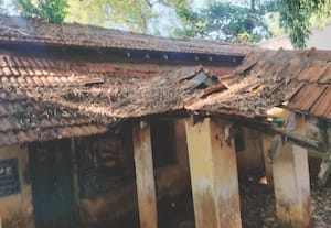  உடைந்து விழும் வி.ஏ.ஓ., அலுவலகம் உயிர் பயத்தில் மக்கள்