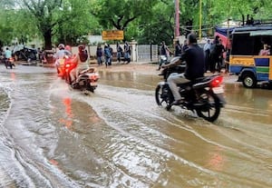  மானாமதுரையில் மழையால் ரோடுகளில் சகதி தேக்கம்