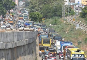  போலீசார் பணியில் இல்லாததால் ஒரு கி.மீ., காத்திருந்த வாகனங்கள்