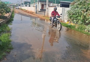  கால்வாய் அடைப்பு சாலையில் கழிவுநீர்