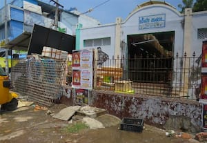  மீன், இறைச்சி அங்காடி வடிகாலில் அடைப்பு சாலையில் கழிவுநீர் ஓடுவதால் சுகாதார சீர்கேடு