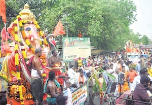 கொட்டும் மழையில் விநாயகர் சிலை விசர்ஜன ஊர்வலம்