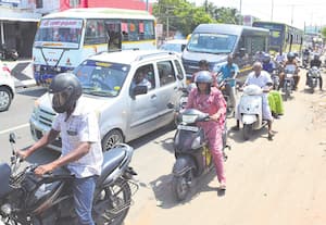 திருமாநிலையூர் ரவுண்டானா அருகே போக்குவரத்து பாதிப்பு