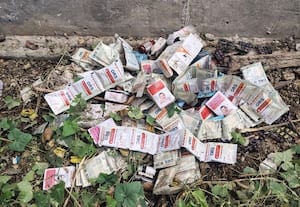  நீரோடைக்குள் வீசப்பட்ட காலாவதி மருந்து பொருட்கள்
