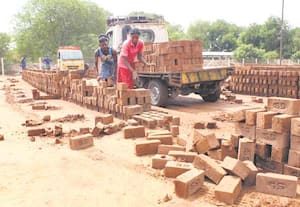 தொடர் மழையால் செங்கல் பாதுகாக்கும் பணி மும்முரம்