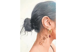 காதோரம் லோலாக்கு இல்லை... ஆனா இருக்கு!
