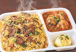 சுடச்சுட பிரியாணியும்... 'பாய்சன்' தட்டுகளும்