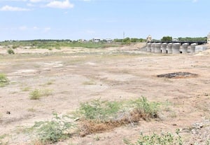  தண்ணீர் இன்றி வறண்ட ஆனைக்குட்டம் அணை: விவசாயிகள் வேதனை