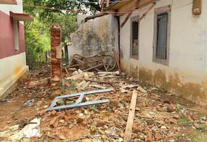 அவலம்: கால்நடை மருத்துவ நிலைய கட்டடம் இடிந்த நிலையில், புதிய கட்டடம் கட்டி தர வேண்டும்