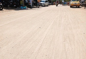  ரோட்டில் குவிந்த மணலால்  தொடரும் விபத்து