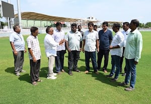  புதுச்சேரியில் முதல் முறையாக சர்வதேச கிரிக்கெட் தொடர் இந்தியா - ஆஸ்திரேலியா வீரர்கள் தீவிர வலை பயிற்சி துத்திப்பட்டு மைதானத்தில் உற்சாகம்