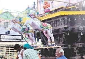 கோவில் தேரில் குதிரை, பிரம்மா உருவத்தால் பக்தர்கள் மகிழ்ச்சி