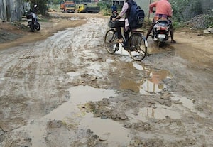  வைகைநகர், சர்வீஸ் ரோடு சந்திப்பில் ஓடும் கழிவுநீர்