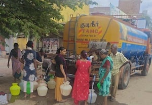 குழாய் பழுதால் லாரியில் குடிநீர் சப்ளை