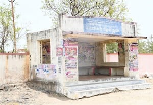  இடிந்து விழும் நிழற்கூரை அலட்சியத்தில் அதிகாரிகள்