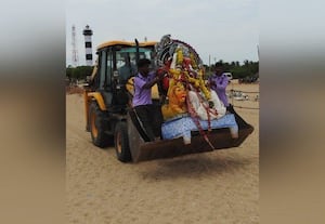 பொன்னேரி, மீஞ்சூர், பழவேற்காடு உள்ளிட்ட பகுதிகளில், கடந்த 14ம் தேதி விநாயகர் சதுர்த்தியை முன்னிட்டு, 280க்கும் சிலைகள் வைத்து பக்தர்கள் வழிபட்டனர். பக்தர்களின் வழிபாட்டிற்கு பின், நேற்று விநாயகர் சிலைகள் ஊர்வலாக கொண்டு வரப்பட்டு, பழவேற்காடு கடலில் விசர்ஜனம