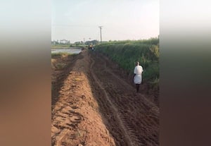  மண் கொள்ளை நடந்த ஏரி பாசன வாய்க்கால் சீரமைப்பு பணி: விவசாயிகள் மகிழ்ச்சி