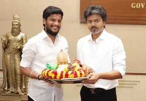 மீனாட்சி அம்மன் கோவில் கும்பாபிஷேகம்  பிரசாதம்; முதல்வர் விஜய்க்கு வழங்கினார் அமைச்சர் ரமேஷ்