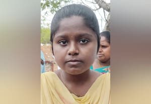  மருத்துவம் படிக்க அனுமதிக்க கோரி மாணவி  ஆர்ப்பாட்டம்