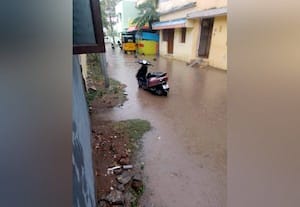  சிதம்பரம் பகுதி குடியிருப்புகளில் மழை நீர் தேங்கியதால் மக்கள் அவதி ஒரு நாள் மழைக்கே இந்த கூத்து