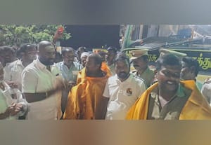  டிரைவர்களுக்கு சால்வை அணிவித்த எம்.எல்.ஏ.,