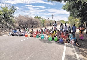 மோட்டார் பழுதை சரி செய்யாததால் காலி குடங்களுடன் மறியல் போராட்டம்