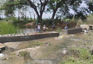  மனு அளித்தும் பயன் இல்லை தடுப்பணை கட்டும் விவசாயிகள்
