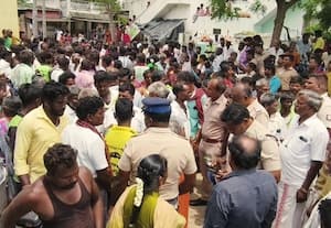 கோவில் நகைகளை ஒப்படைக்க கேட்ட அதிகாரிகள் முற்றுகை