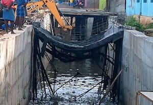  கூடலுாரில் கட்டுமானப் பணி முடிவதற்குள் சரிந்த நடைபாலம்