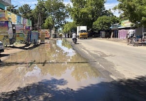  சித்துராஜபுரத்தில் வெம்பக்கோட்டை ரோட்டில் தேங்கியுள்ள மழை நீர் வாகன ஓட்டிகள் அவதி