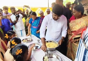  திருவாடானை பள்ளி மாணவர்களுக்கு சொந்த செலவில் வாட்டர் பாட்டில்  அமைச்சர் ராஜிவ் வழங்கினார்
