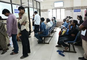  காய்ச்சல் வார்டுகளில் அலைமோதும் கூட்டம் கால் கடுக்க காத்திருக்கும் பொதுமக்கள்